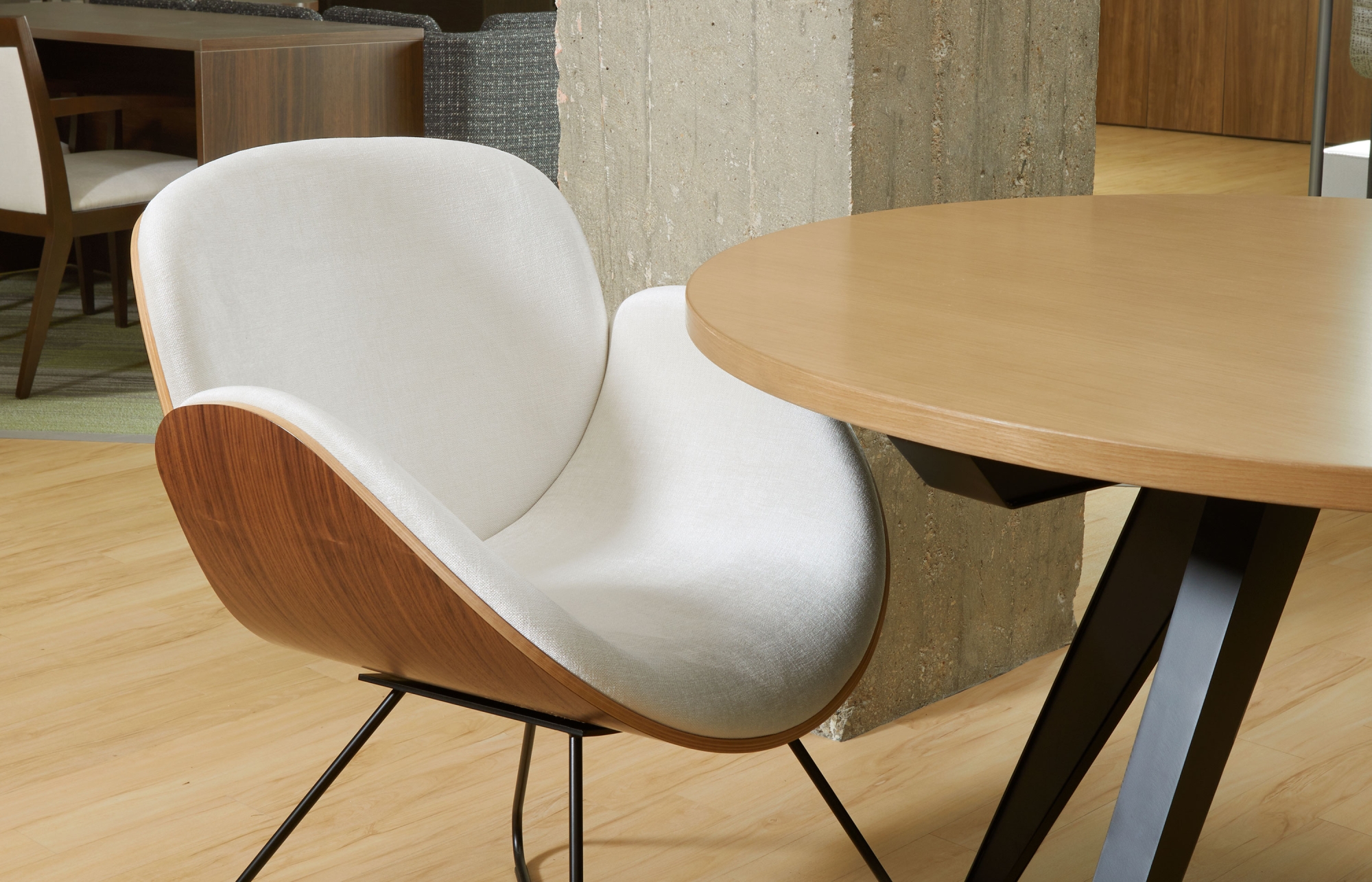 Indiana Furniture Chicago 2021 Spirit Strut Leg